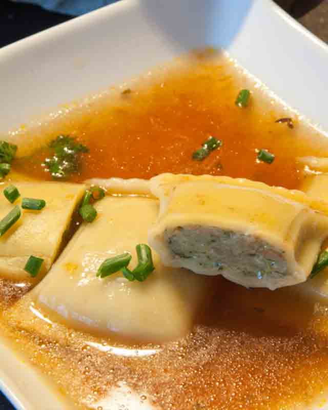 Schwäbische bio Geflügel Maultaschen in der Brühe